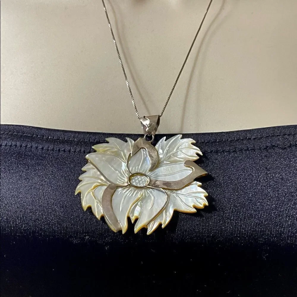 Vintage floral MOP 925 pendant